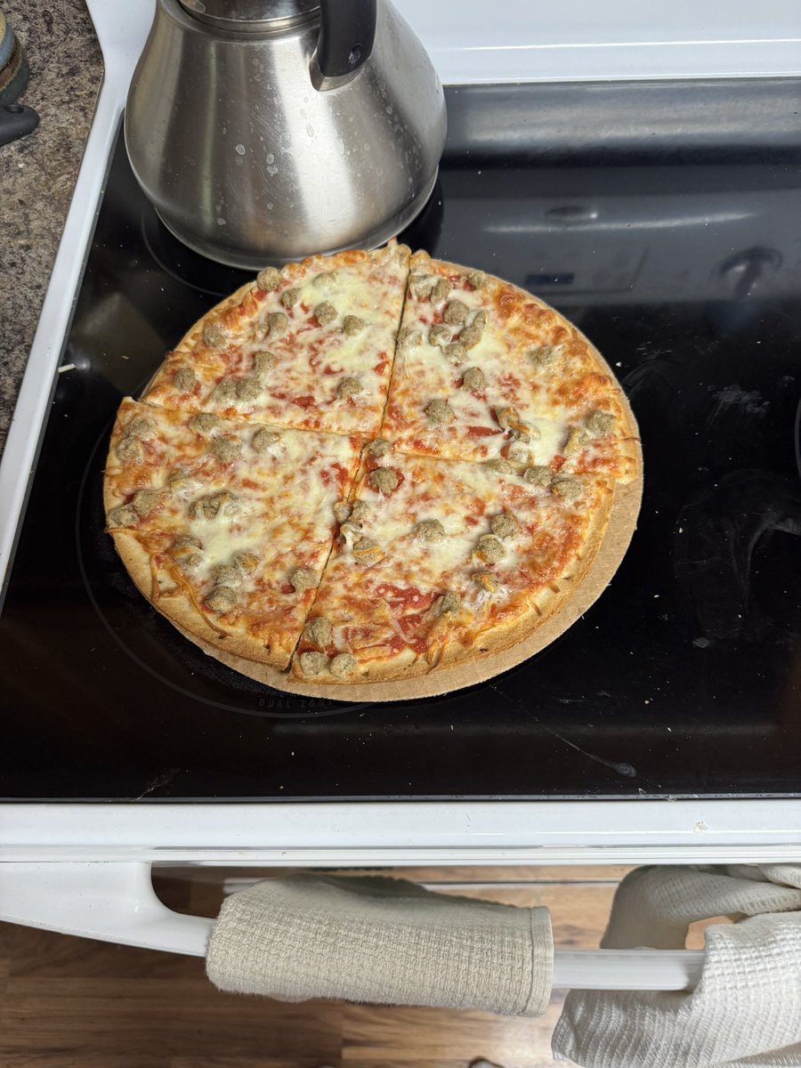 Fuck 100 men vs 1 gorilla!!!!! Me vs 1 jacks pizza