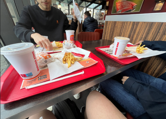 LucaGGGG's tweet photo. Grade ohne Hose im Burger King. Die Matrix ist eine Illusion. https://t.co/JanwMWUMe5