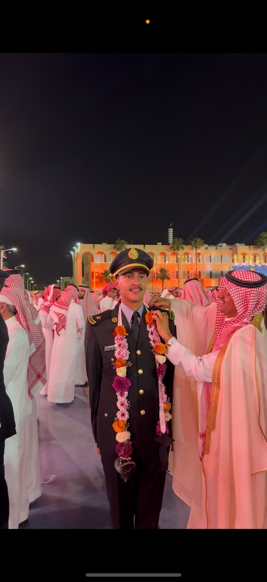 iizvvr's tweet photo. ﴿ وآخر دعواتهم أنِ الحمدلله ربِّ العالمين ﴾
تم بحمد الله تخرجي من كلية الملك خالد العسكرية
برتبـة "مـلازم"وحاصلاً على درجة البكالوريوس في العلوم العسكرية سائلاً المولى عز وجل التوفيق والسداد في خدمة ديني ومليكي و وطني https://t.co/X7t1rLCUhi