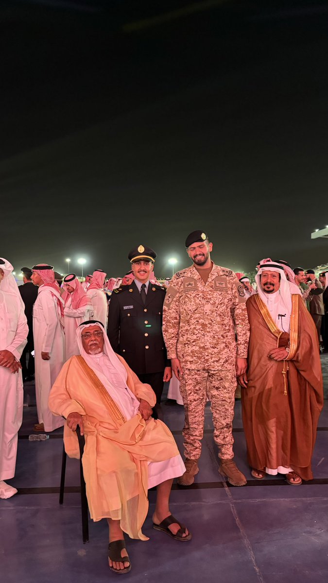 iizvvr's tweet photo. ﴿ وآخر دعواتهم أنِ الحمدلله ربِّ العالمين ﴾
تم بحمد الله تخرجي من كلية الملك خالد العسكرية
برتبـة "مـلازم"وحاصلاً على درجة البكالوريوس في العلوم العسكرية سائلاً المولى عز وجل التوفيق والسداد في خدمة ديني ومليكي و وطني https://t.co/X7t1rLCUhi