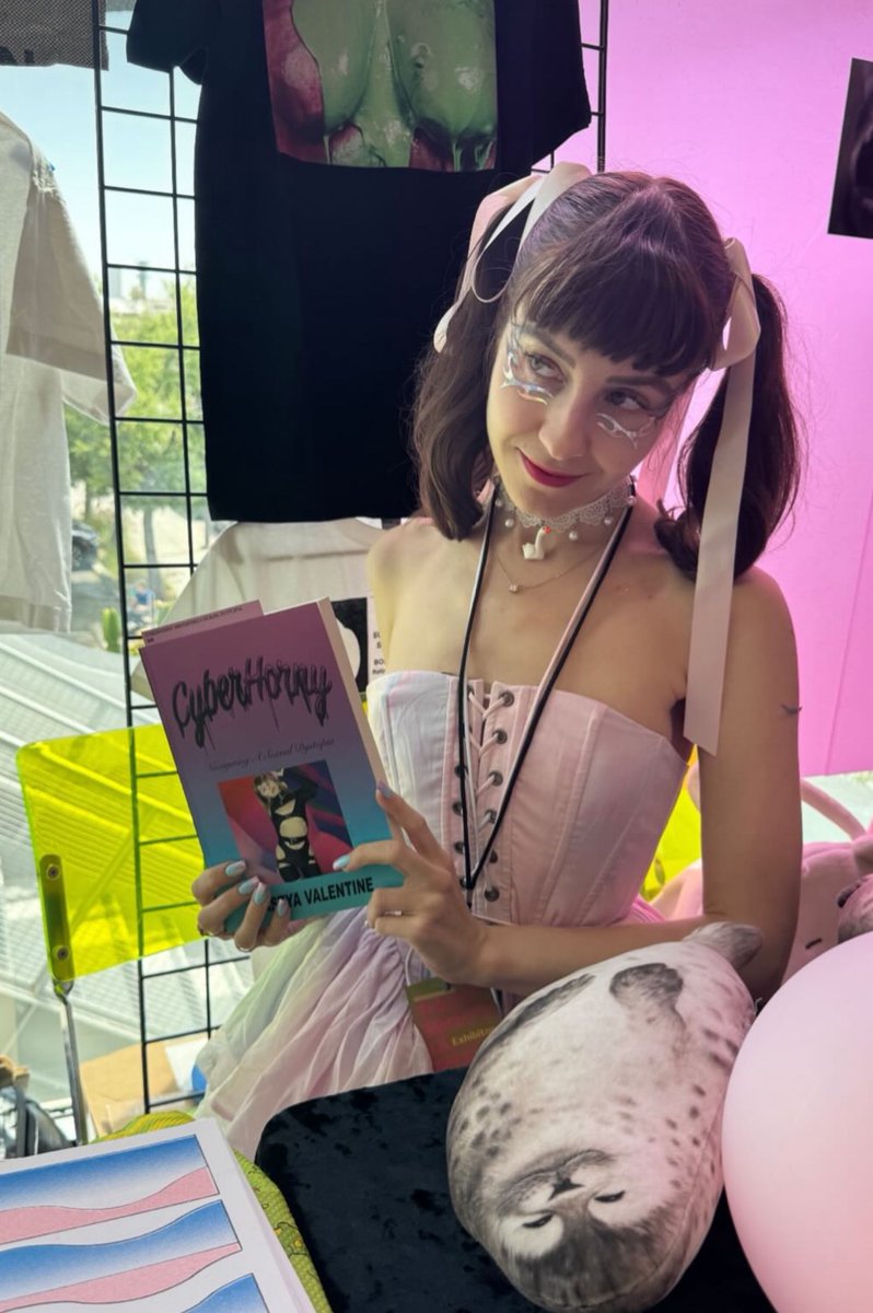 valentinenastya's tweet photo. It was so fun hanging out and signing copies of my book at the LA art book fair! 🎀 Cyberhorny sold out 😝!!

It’s avail to order online: 💞
https://t.co/g7BQw4u1SE https://t.co/QQBFnWep20
