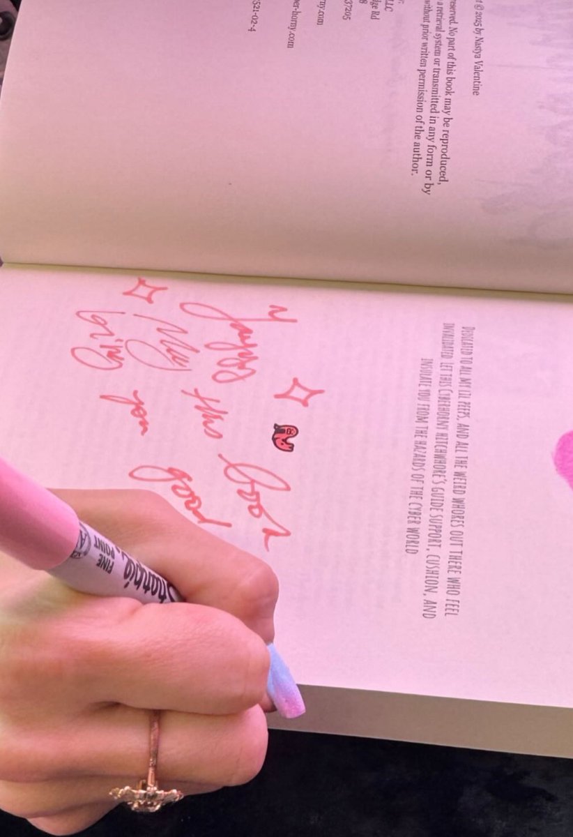 valentinenastya's tweet photo. It was so fun hanging out and signing copies of my book at the LA art book fair! 🎀 Cyberhorny sold out 😝!!

It’s avail to order online: 💞
https://t.co/g7BQw4u1SE https://t.co/QQBFnWep20