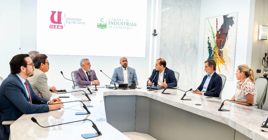Industriasgye's tweet photo. 🤝 Junto a la @uees_ec , hemos formalizado un acuerdo para crear el Centro de Pensamiento Jurídico y Económico, con el fin de impulsar reformas constitucionales que promuevan la libertad económica y la generación de empleo en Ecuador. #ProgresoEcuador https://t.co/yrbsgJY0fH