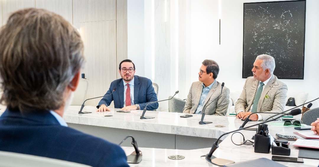 Industriasgye's tweet photo. 🤝 Junto a la @uees_ec , hemos formalizado un acuerdo para crear el Centro de Pensamiento Jurídico y Económico, con el fin de impulsar reformas constitucionales que promuevan la libertad económica y la generación de empleo en Ecuador. #ProgresoEcuador https://t.co/yrbsgJY0fH