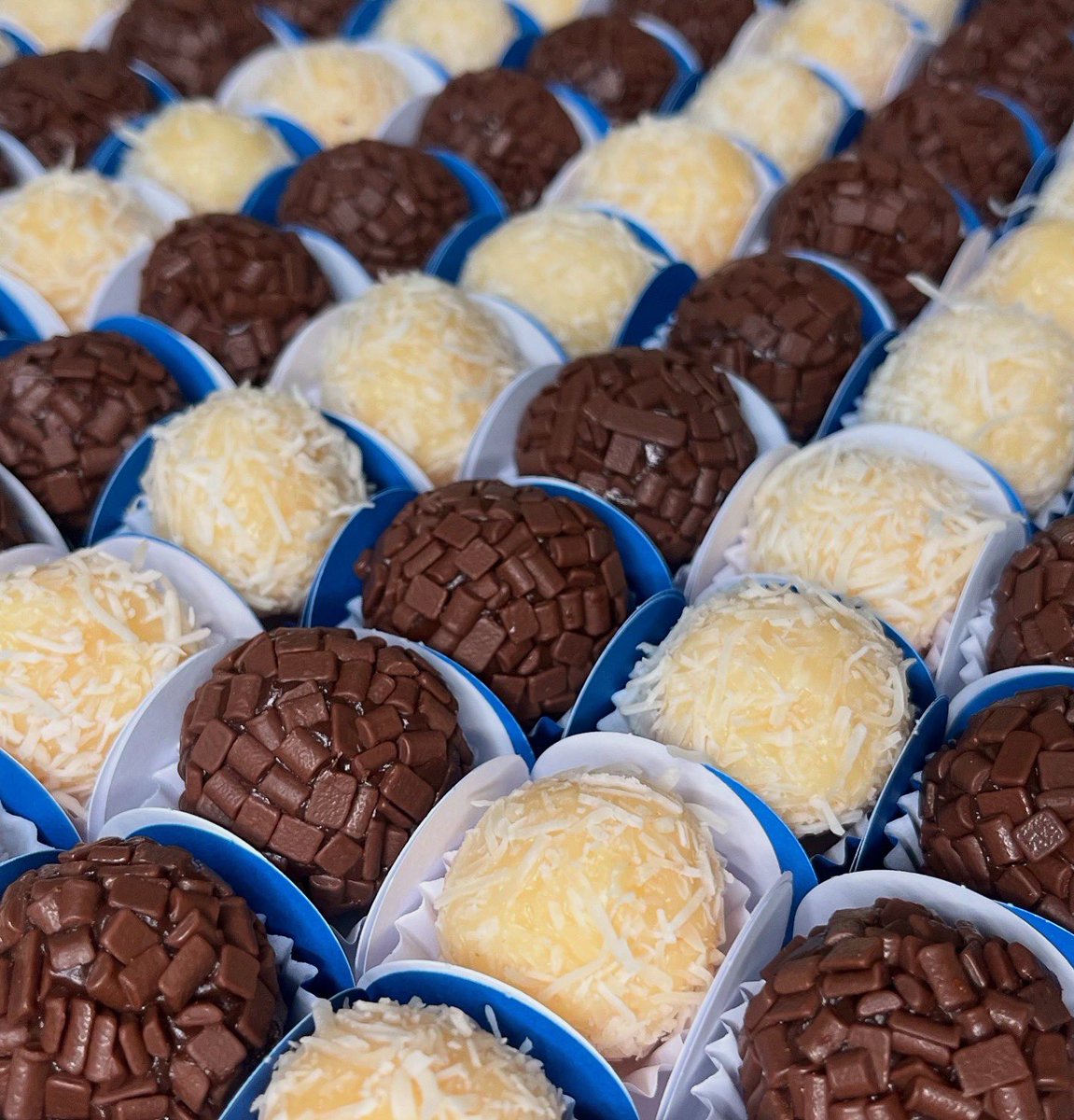 blendcacau's tweet image. “Brigadeiro é aquele abraço doce que melhora qualquer dia.” 🍫❤️ Encomende agora mesmo (65) 99258 8824 📲 

#docinhos #brigadeiro #beijinho #delicia #alegria #segundou #encomendas #instagood #cuiaba #obrigadojesus