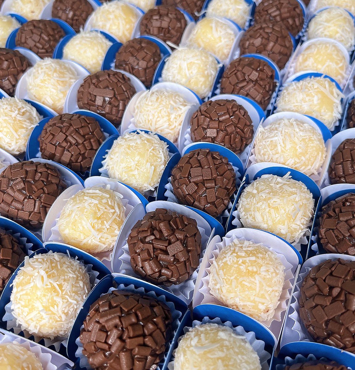 blendcacau's tweet image. “Brigadeiro é aquele abraço doce que melhora qualquer dia.” 🍫❤️ Encomende agora mesmo (65) 99258 8824 📲 

#docinhos #brigadeiro #beijinho #delicia #alegria #segundou #encomendas #instagood #cuiaba #obrigadojesus