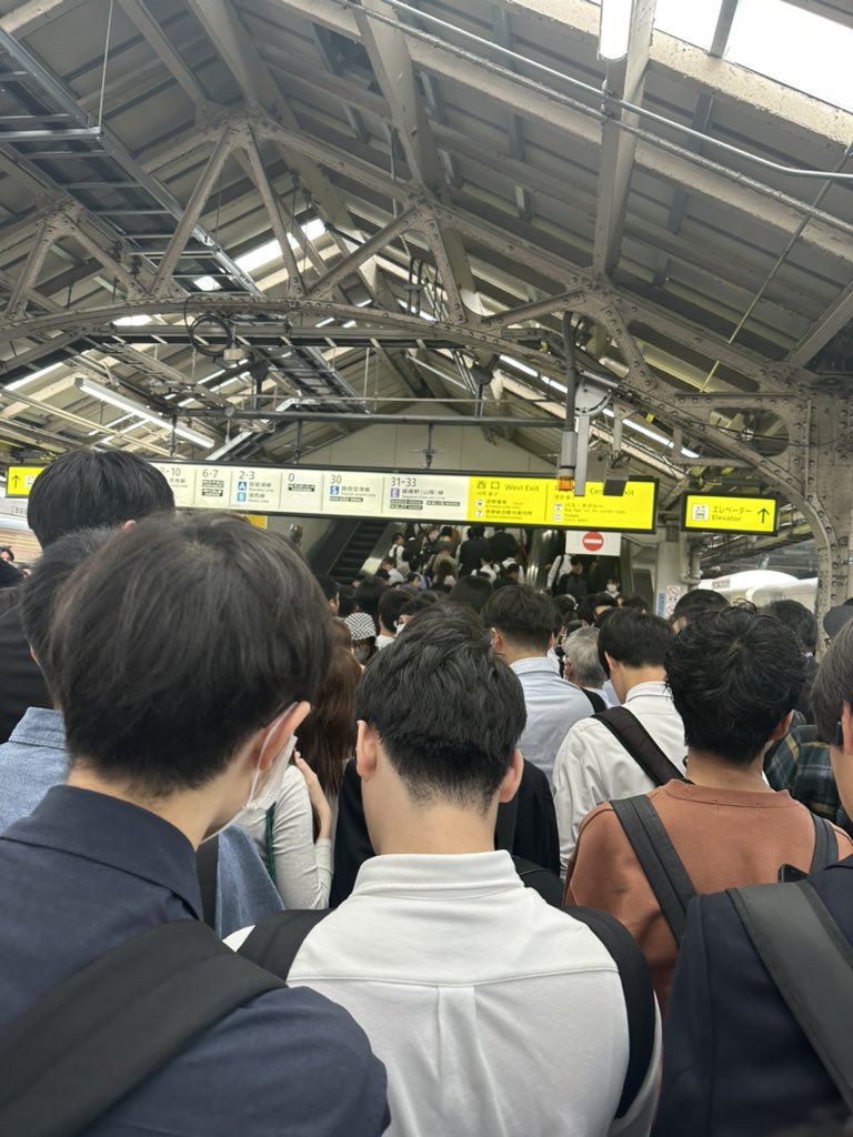 vgwxoo60's tweet photo. 京都駅30分遅れでようやく着いたけど、ホームが全く進まないー https://t.co/mpKiqeN6Up