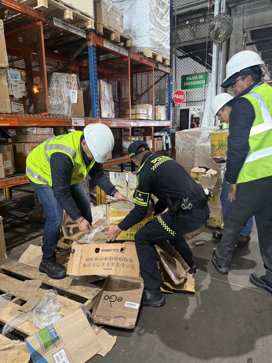 HaciendaCundi's tweet photo. 🚨 Más de 380 botellas de licor ilegal fueron incautadas en el Aeropuerto Internacional El Dorado gracias a una operación conjunta entre @PoliciaAduanera , @PoliciaColombia y @HaciendaCundi 
Las botellas provenían de San Andrés y estaban camufladas en cajas de frutas y verduras.
Dentro de la mercancía aprehendida, se encontró Aguardiente amarillo y whisky de marcas como Buchanan’s, Chivas y Jack Daniel’s, avaluados en más de $26 millones de pesos.
“Estas acciones refuerzan nuestra lucha contra el contrabando, que pone en riesgo la salud y las finanzas del departamento”, afirmó el Sec. de Hacienda, Luis Armando Rojas.
La lucha contra el comercio ilegal de licor sigue firme. 💪🏻💪🏻