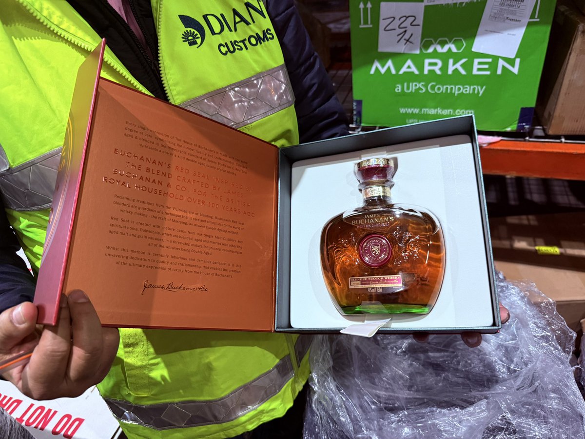HaciendaCundi's tweet photo. 🚨 Más de 380 botellas de licor ilegal fueron incautadas en el Aeropuerto Internacional El Dorado gracias a una operación conjunta entre @PoliciaAduanera , @PoliciaColombia y @HaciendaCundi 
Las botellas provenían de San Andrés y estaban camufladas en cajas de frutas y verduras.
Dentro de la mercancía aprehendida, se encontró Aguardiente amarillo y whisky de marcas como Buchanan’s, Chivas y Jack Daniel’s, avaluados en más de $26 millones de pesos.
“Estas acciones refuerzan nuestra lucha contra el contrabando, que pone en riesgo la salud y las finanzas del departamento”, afirmó el Sec. de Hacienda, Luis Armando Rojas.
La lucha contra el comercio ilegal de licor sigue firme. 💪🏻💪🏻