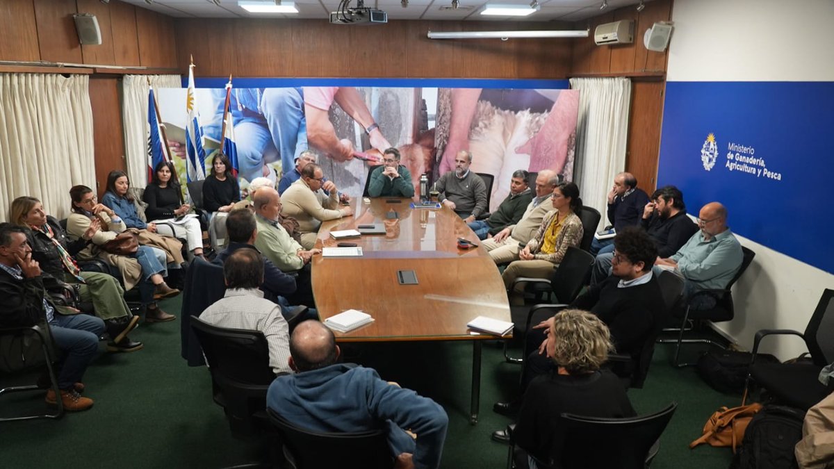 MSPUruguay's tweet photo. Autoridades del MSP, el MGAP y representantes del sector productivo se reunieron hoy para coordinar acciones frente a la detección de influenza aviar en Brasil.
#NotaWeb | https://t.co/98LRoki1zq https://t.co/YgToKLqVK7