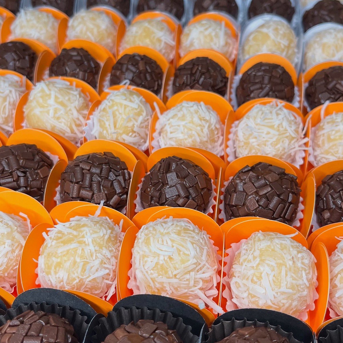 blendcacau's tweet image. Muitas encomendas de docinhos aqui na Blend 😍, encantando cada vez mais as festas de todos vocês 🍫❤️ Encomende agora mesmo (65) 99258 8824 📲 

#docinhos #brigadeiro #beijinho #delicia #alegria #segundou #encomendas #instagood #cuiaba #obrigadojesus