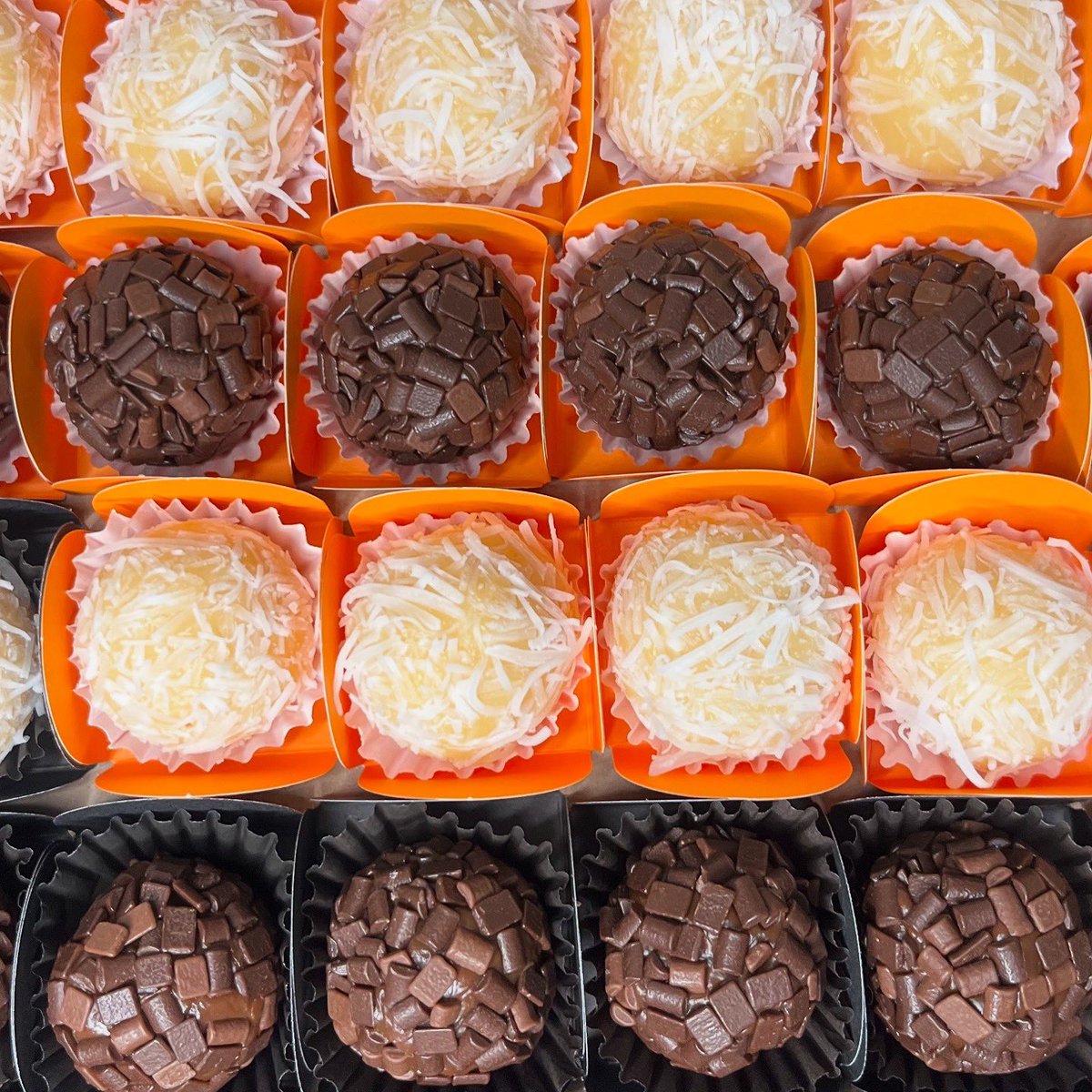 blendcacau's tweet image. Muitas encomendas de docinhos aqui na Blend 😍, encantando cada vez mais as festas de todos vocês 🍫❤️ Encomende agora mesmo (65) 99258 8824 📲 

#docinhos #brigadeiro #beijinho #delicia #alegria #segundou #encomendas #instagood #cuiaba #obrigadojesus