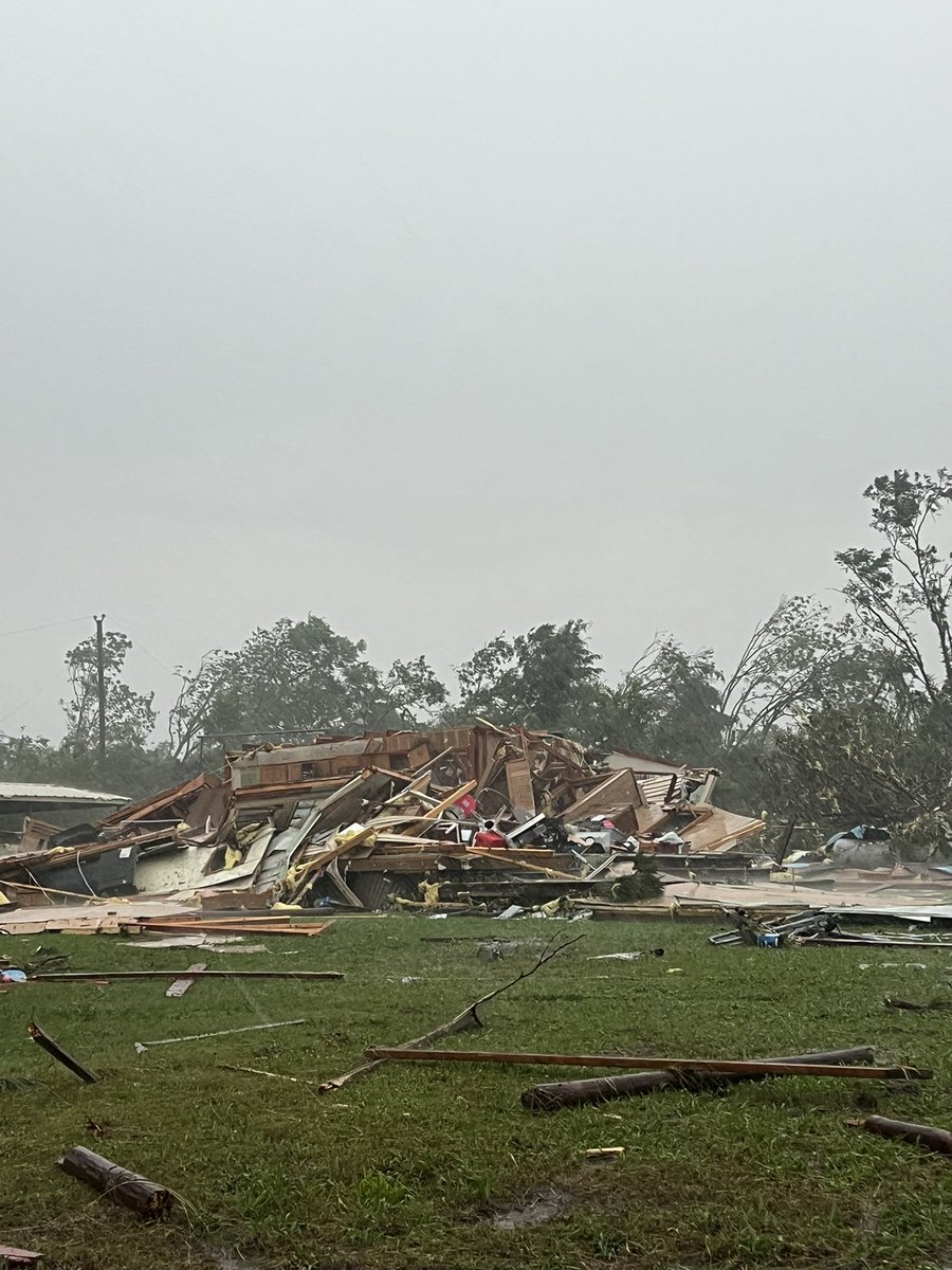 StormChaser220's tweet photo. Search &amp; rescue underway just east of Pittsburg, Oklahoma. Two residents in one home are safe. Other house unknown if residents were home or not. #okwx https://t.co/URxQO6HwGt