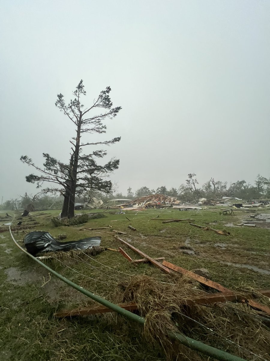 StormChaser220's tweet photo. Search &amp; rescue underway just east of Pittsburg, Oklahoma. Two residents in one home are safe. Other house unknown if residents were home or not. #okwx https://t.co/URxQO6HwGt