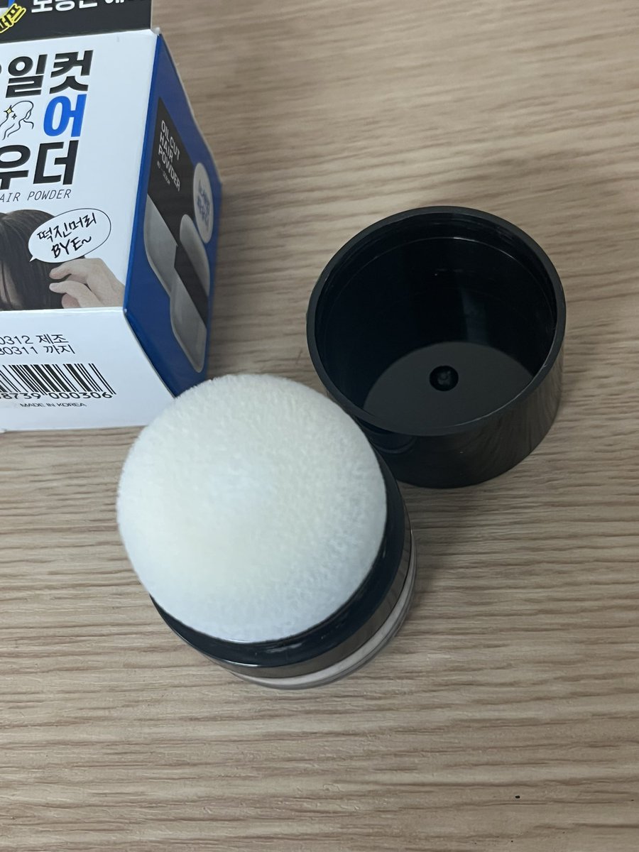 나도 다이소 앞머리 구원템삿음!!! 그냥 뚜들기면된대
더이상 손이나 뚜껑에 파우더 덜지않아도돼… 

품번 1033994