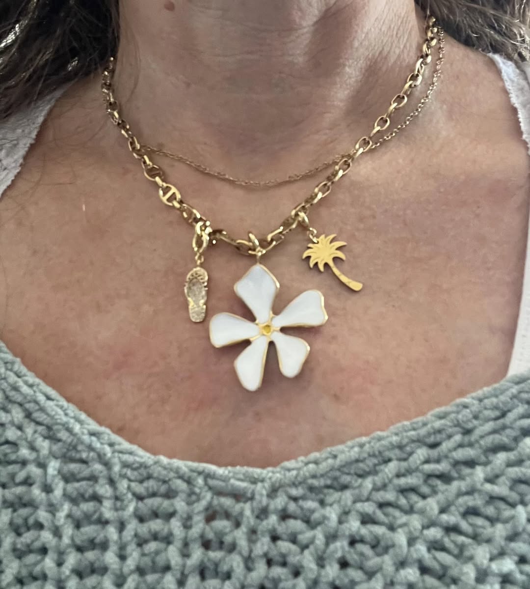 PeacocksPrettys's tweet photo. Why the Abigail Necklace is a Jewelry Box Essential - New on the blog - https://t.co/PxuTOdFjCU https://t.co/m9K57MqOVD