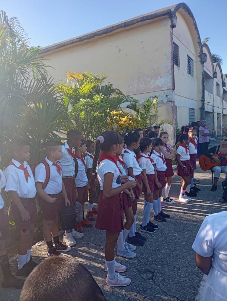 Matutino especial en el 130 aniversario de la desaparición física de nuestro héroe nacional José Marti @YosbelLima <a href="/dmesantaclaravc/">DGE Santa Clara</a>  <a href="/CubaMined/">MINED</a>