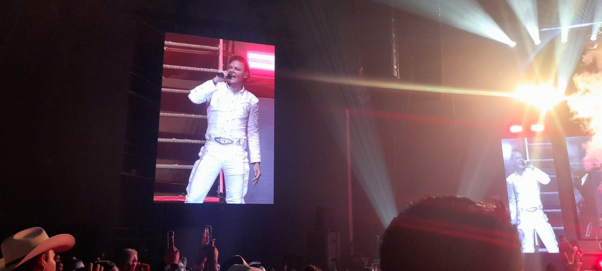 AlejandMedinVal's tweet photo. Más de 15 años deseando poder asistir a un concierto de @pedro_fer, escucharlo en vivo y disfrutar las canciones que me encantan, pensé que nunca se me iba a cumplir el sueño pero se logró en el @AuditorioTelmex, se que esta experiencia se va a repetir y de más cerquita ❤️😍🥰💜 https://t.co/DDWtOdZGLV