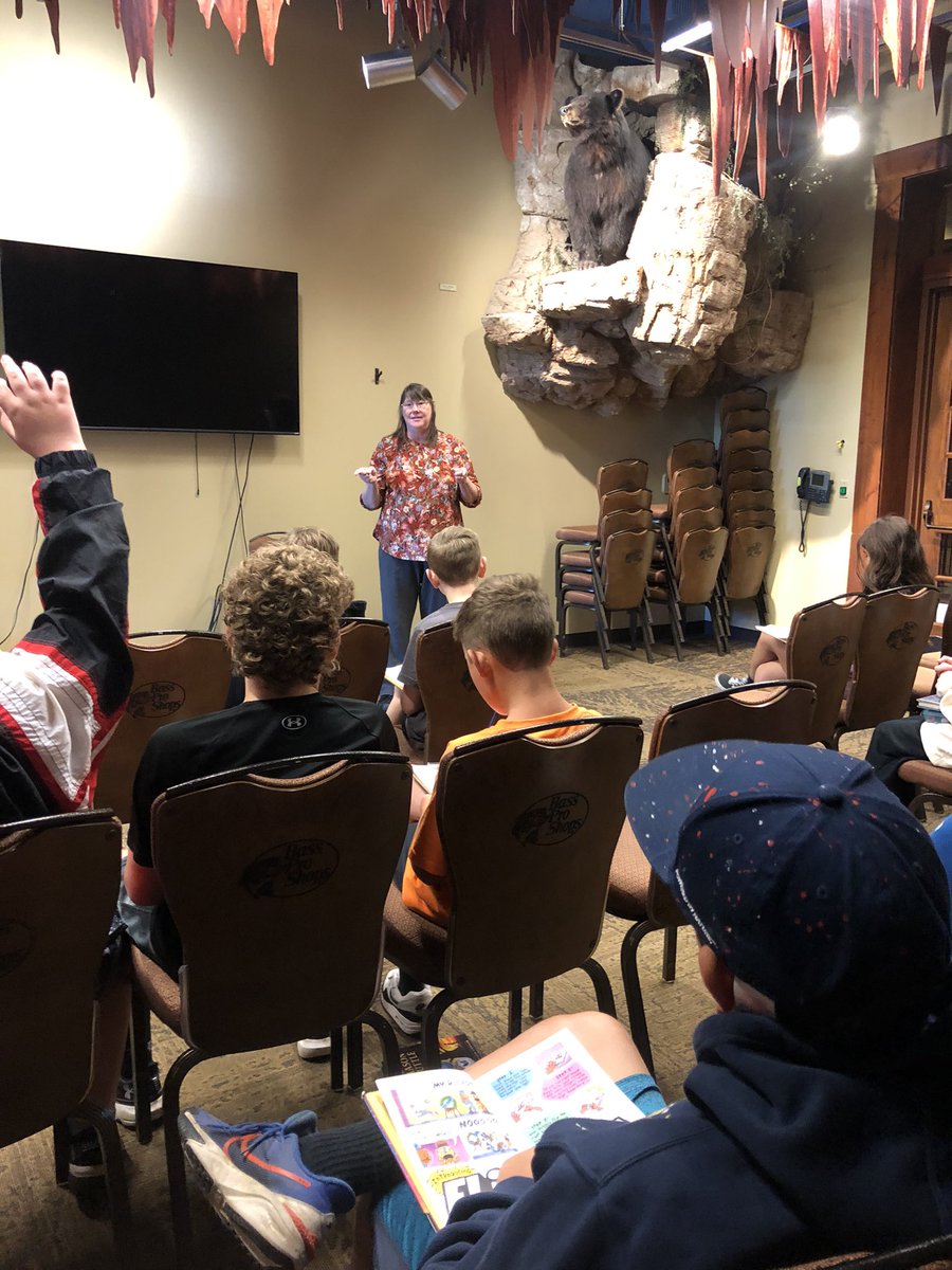 LVGintheLibrary's tweet image. Thankful for the youth services staff members from @springfieldlib who have visited my schools to promote summer reading opportunities &amp;amp; all the resources our wonderful community libraries provide #ColorOurWorld #SPSReadToSucceed #SPSlib