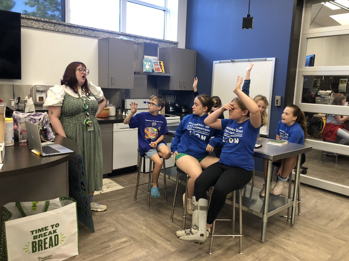 LVGintheLibrary's tweet image. Thankful for the youth services staff members from @springfieldlib who have visited my schools to promote summer reading opportunities &amp;amp; all the resources our wonderful community libraries provide #ColorOurWorld #SPSReadToSucceed #SPSlib