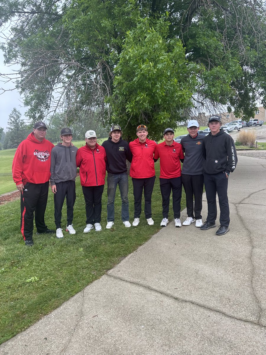 This group missed qualifying for the state tourny by 1 stroke.   Pretty good group here and the seniors will be missed.  Good job raiders!!