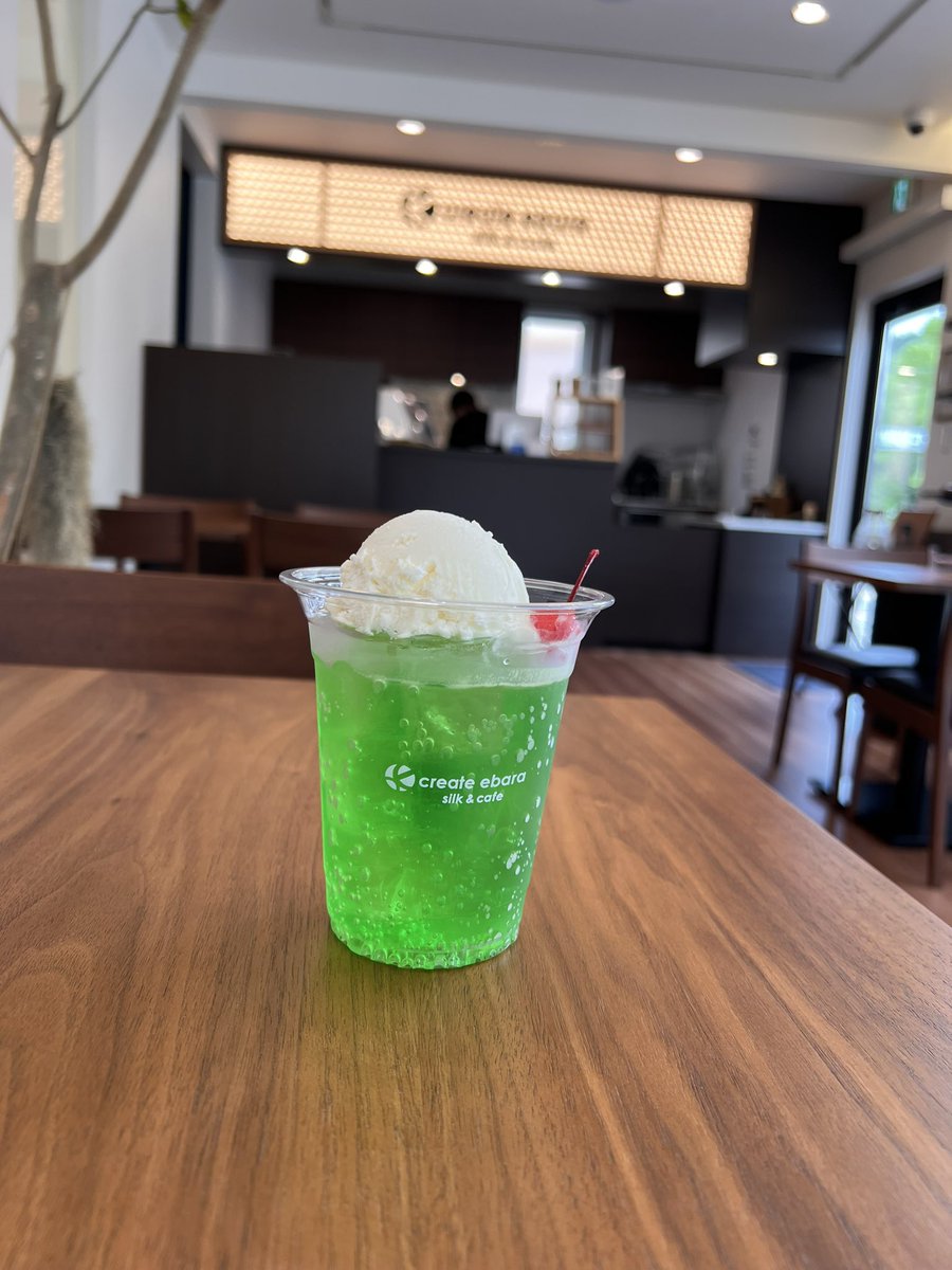 create_ebara's tweet photo. メロンクリームソーダ🍈

単品はもちろん、ランチやケーキセット（➕50）にもつけれます。
#クリームソーダ　#クリエイトエバラ　#天橋立近くカフェ https://t.co/BkXBogWWLq
