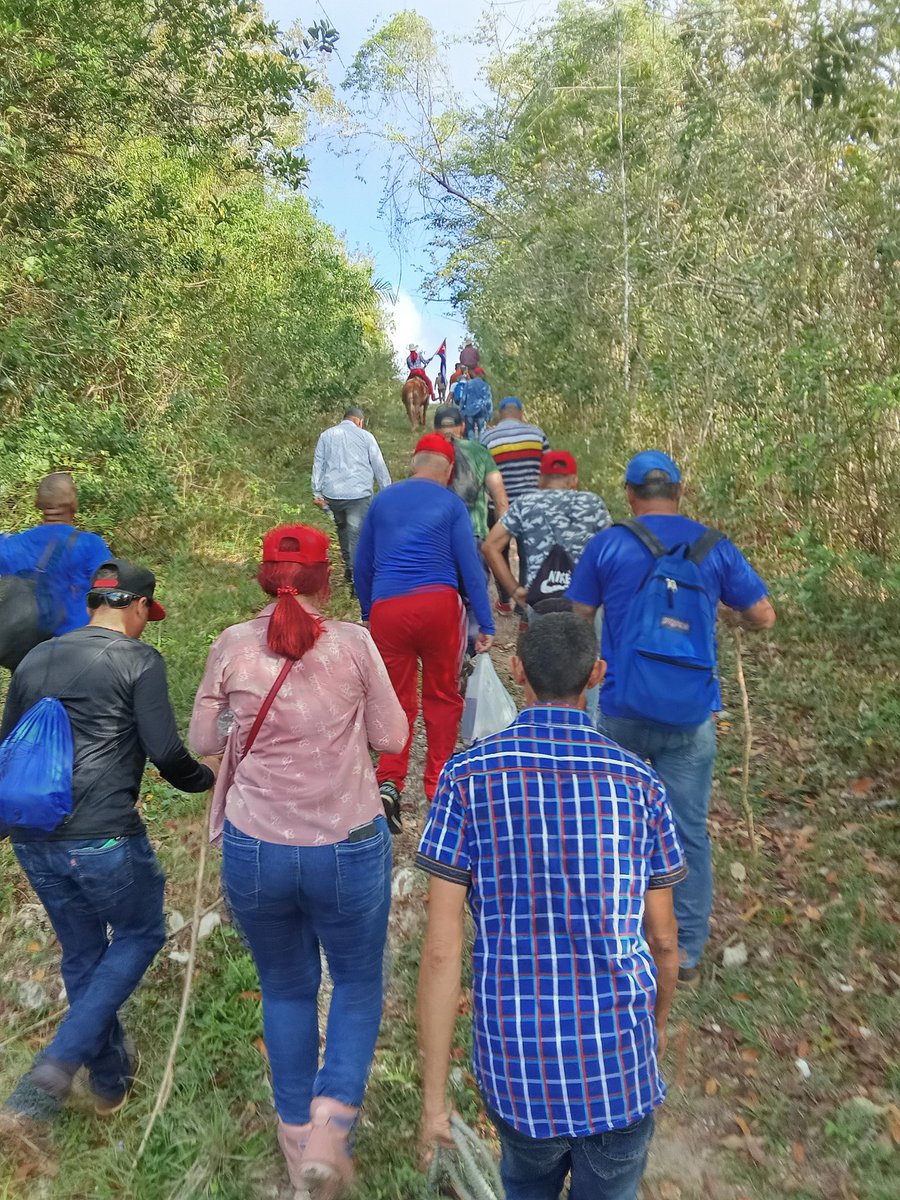 Este 17 de mayo, saludando el Día del Campesino y para honrar a Martí en el aniversario 130 de su caída en combate, ascendimos el Pico 28 de enero en el municipio avileño de #Florencia.
#DeCaraAlSol #CiegoEn26 
<a href="/AsambleaCuba/">Asamblea Nacional Cuba</a> <a href="/PartidoPCC/">Partido Comunista de Cuba</a> <a href="/IcsCuba/">Instituto de Información y Comunicación Social</a> <a href="/InesMChapman/">Inés María Chapman Waugh</a>