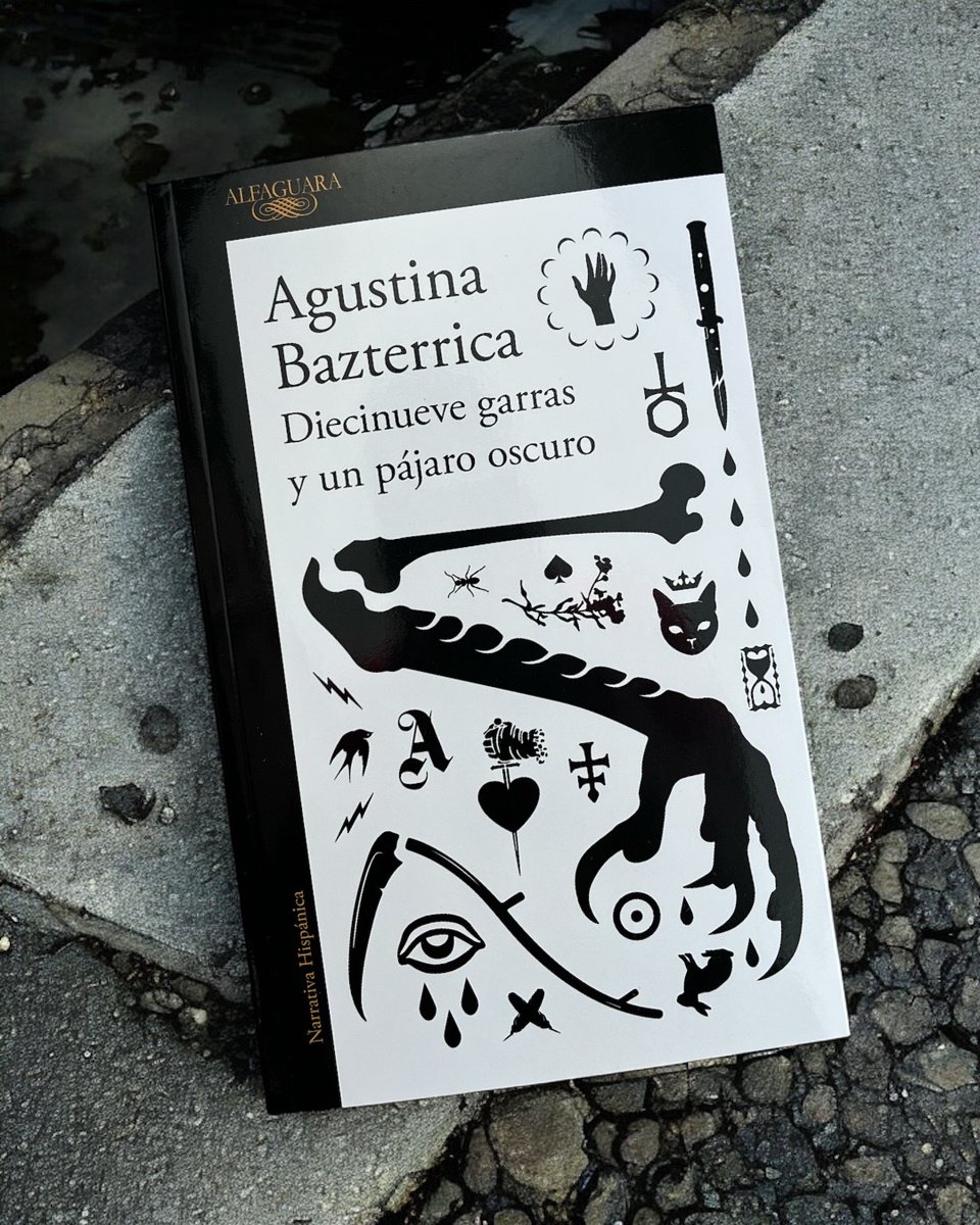 Alfaguara Editorial (@alfaguaramex) on Twitter photo "Tengo un conejo entre las piernas. Es negro. Yo le digo Roberto, pero se podría llamar Ignacio o incluso Carla...". Continúen esta lectura absorbente de Agustina Bazterrica (<a href="/AgusBazterrica/">Agustina Bazterrica💚🏳️🌈</a>) en DIECINUEVE GARRAS Y UN PÁJARO OSCURO.
Consíguelo aquí 👉: bit.ly/4jZ1JCt "Tengo un conejo entre las piernas. Es negro. Yo le digo Roberto, pero se podría llamar Ignacio o incluso Carla...". Continúen esta lectura absorbente de Agustina Bazterrica (<a href="/AgusBazterrica/">Agustina Bazterrica💚🏳️🌈</a>) en DIECINUEVE GARRAS Y UN PÁJARO OSCURO.
Consíguelo aquí 👉: bit.ly/4jZ1JCt