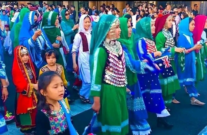 چهره‌ى آسيايى، چشمهاى بادامى، تنوع باورهاىدينی
- مذهبى وگويش هزارگى درىهزاره ها را درين سرزمين از ديگران متمايز كرده اند.هزاره ها كه از نظر تاريخى به حاشيه رانده شده‌اند، نه تنها هويت خود را حفظ كرده اند, بلكه فرهنگ عميقى از شعر،موسيقى و داستان سرايى را نيز پرورش داده‌اند
#هزاره