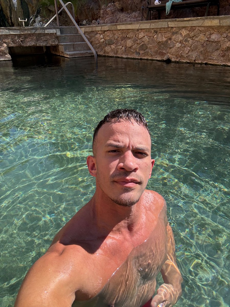 BreakkOnCommand's tweet image. I don’t swim with sharks. I sunbathe while they circle. I’m not treadin’ water—I’m floating, baby. Because when you’re this smooth, this polished, gravity and doubt both take the day off.