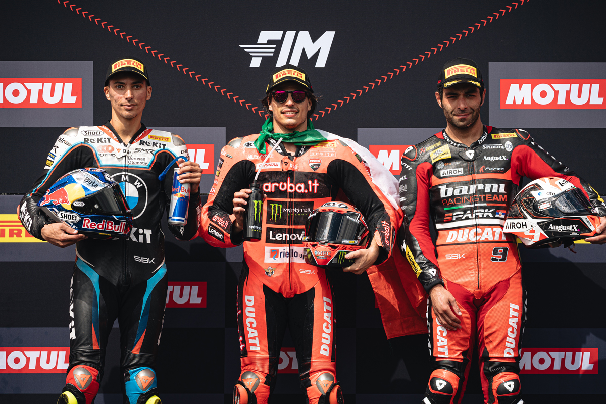 BMWのラズガットリオグルがレース1、スーパーポールレースを制し、レース2も最終ラップまでトップを走り、3連勝達成かと思われたWSBK第5戦。しかし、最初にチェッカーを受けたのはドゥカティのブレガでした。pmfansite.com/pirelli/articl…
#pirelli #PirelliMoto #ピレリ #WSBK #razugattorioguru #Bulega