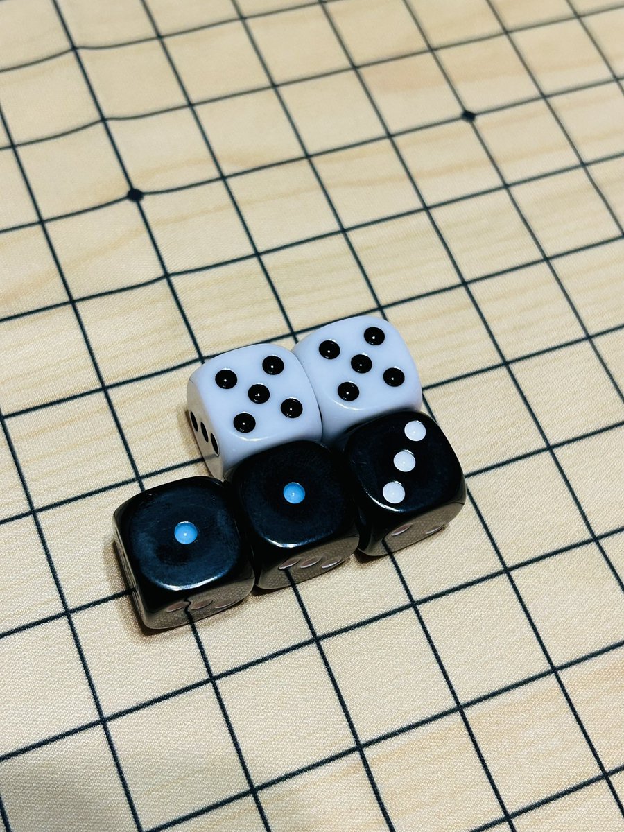 深夜にやった「十五賽」🎲
ダイスを振って1個配置！タテヨコナナメに15以上並べるか、1を３個並べれば勝ち。

開始早々1が出るか5が出るかの殴り合い開始💪「さあさあさあ！！」ってダイス投げるときにプレッシャーをかけ合う俺たちの十五賽アツすぎるw🤣

運と戦略のバランス楽しくて何回戦でもやれる