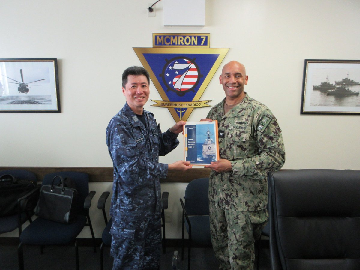 第2掃海隊司令 は、ハイド米海軍大佐（第7対機雷戦隊司令）に表敬し