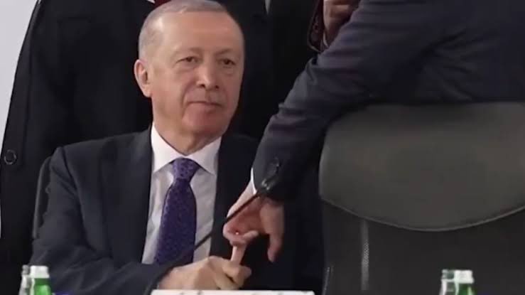 AK PARTİ NEDEN BİTMİYOR? 

Bu yazacaklarımı umumi olarak paylaşıp paylaşmama konusunda çok ikilemde kaldım. 

Sonra şaşkınlığımı atlatıp, 
konunun kendimle ilgili kısmından çok 
Türkiye İç Siyasi Konjonktürü açısından dengelerini düşündüm. 

Çok düşündüm…

Ve bunları memlekette