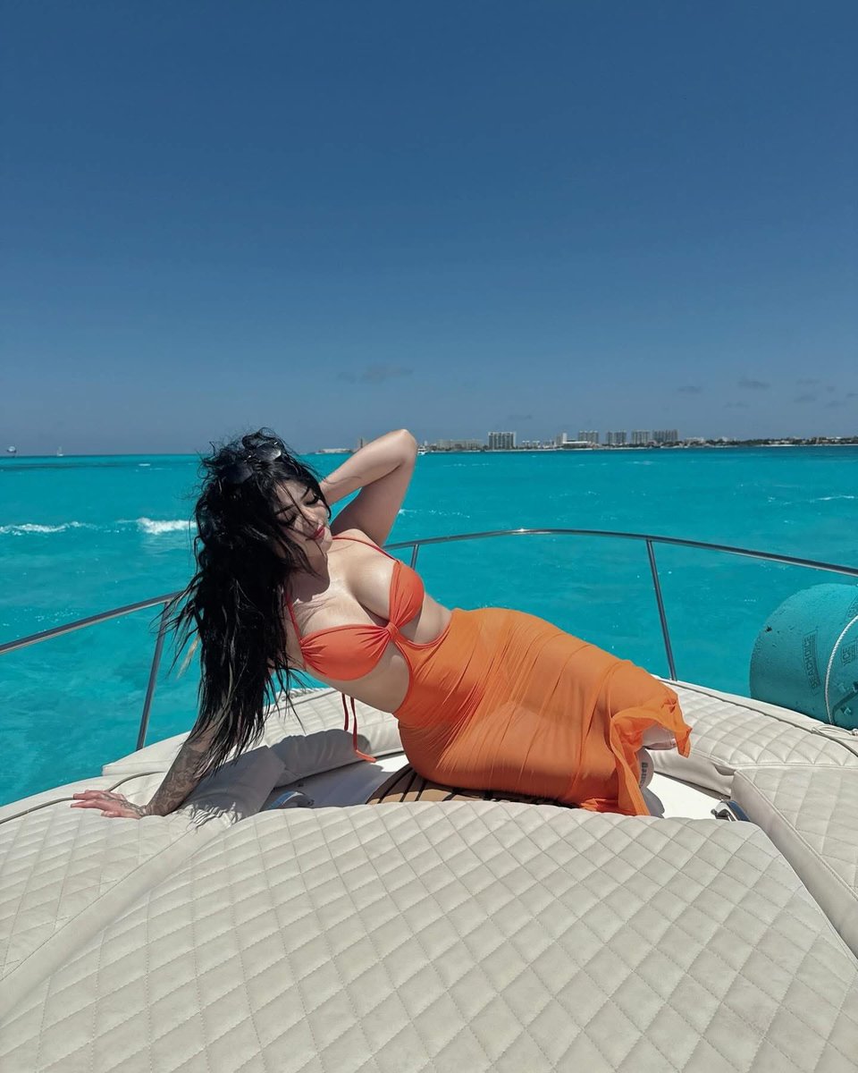 Hay paisajes que se admiran…
y otros que se desean.
Yo solo estaba ahí… siendo ambos. 😏🌊✨