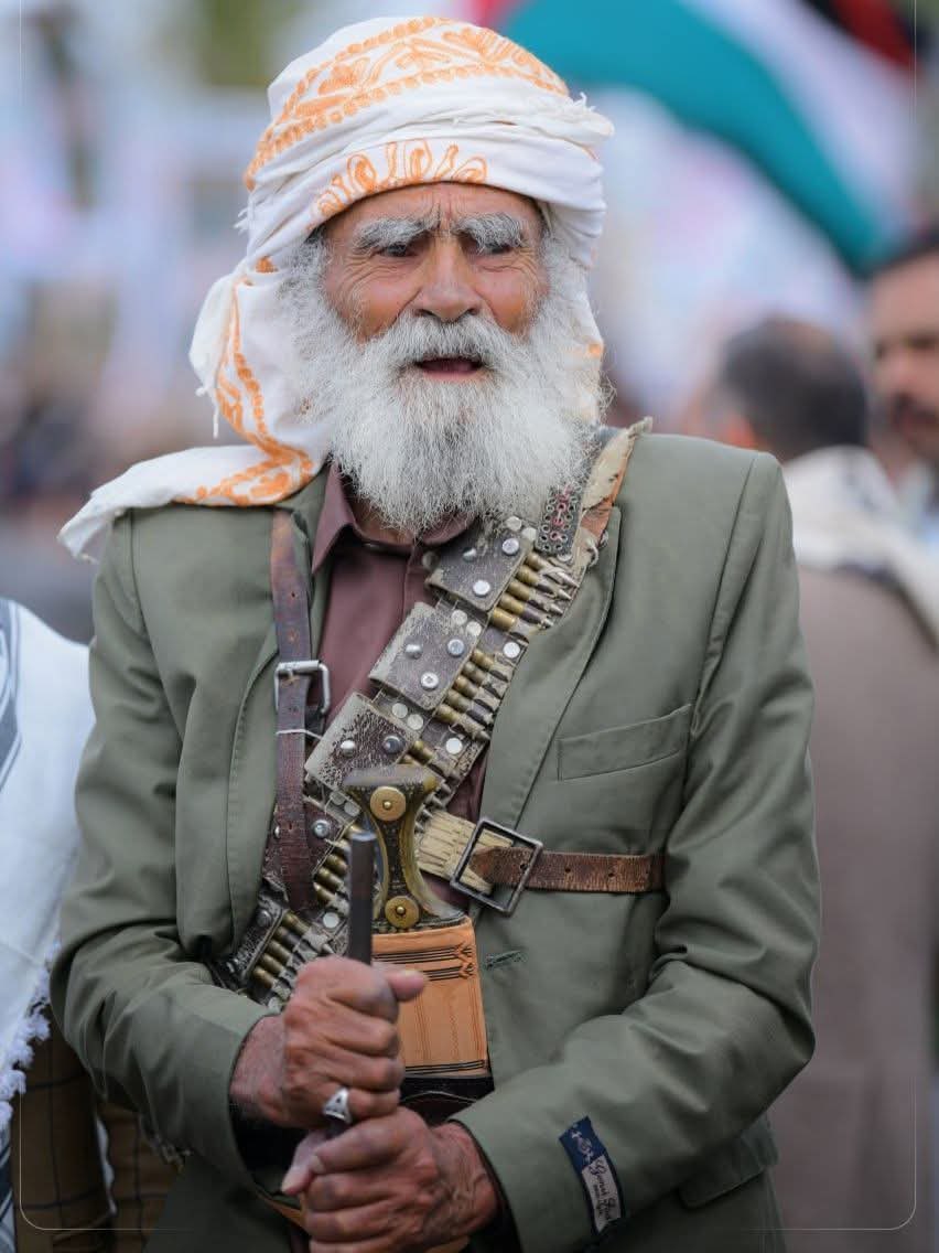سيميائية الصورة، احدى المواد التي ما زلت أذكر اسمها من حقبة سجن دراستي الجامعيّة. قالوا أنّه علم السيميولوجيا ويهدف لدراسة المعنى الخفي لكل نظام علاماتي.

أذكر جيّدا مدرّس المادة. د. عبّاس مزنّر. كان استاذا خلوقا وطيبا جدا. ما زلت أذكر حماسته  يعرض الصّور ويستفزّنا لتحليلها وسبر