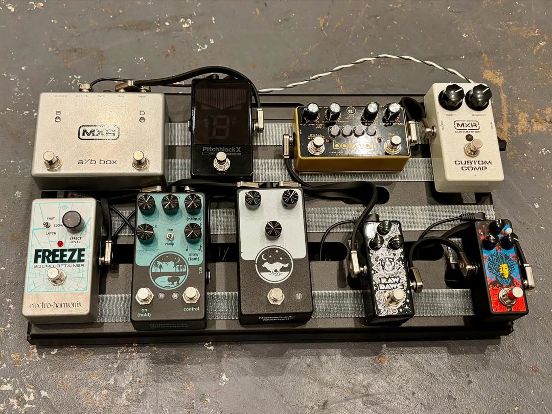 Voodoo_Lab's tweet image. Ambient-drone metal master, Dylan Carlson, uses a Dingbat Small-EX with Pedal Power to fuel his solid lineup of stompboxes and hold down @earthseattle&apos;s  heavy and hypnotic grooves.

Dingbat Small-EX: bit.ly/DingbatSmall-EX
Pedal Power 3 Series: bit.ly/PedalPower3Ser…