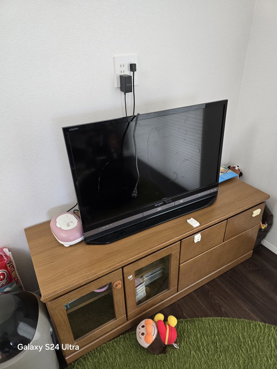 tatsumi0819's tweet photo. #テレビ壊れた
#SHARPAQUOS
#葬儀屋のチラシ
葬儀屋のチラシを入れられた日の夜に突然、なんな前触れもなく逝ったテレビがこちらです😭
ほら縁起悪いが!😭
今じゃないんだけど😭
再起動すらしてくれず、もううんともすんとも言いません😭
終わった、、、 https://t.co/mtl6P1TYGc