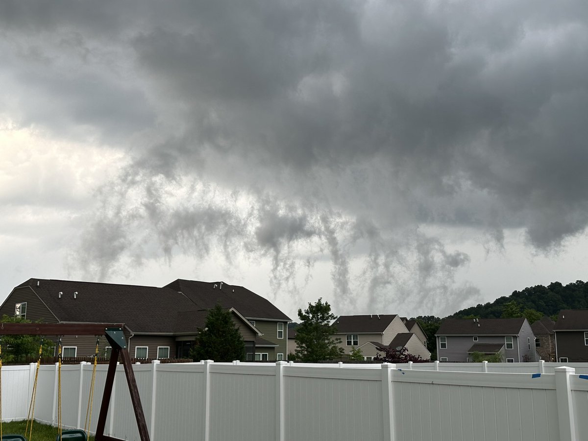 thewayne3's tweet photo. @NashSevereWx 

Some creepy looking clouds in Bellevue https://t.co/cxQOJGJWRA