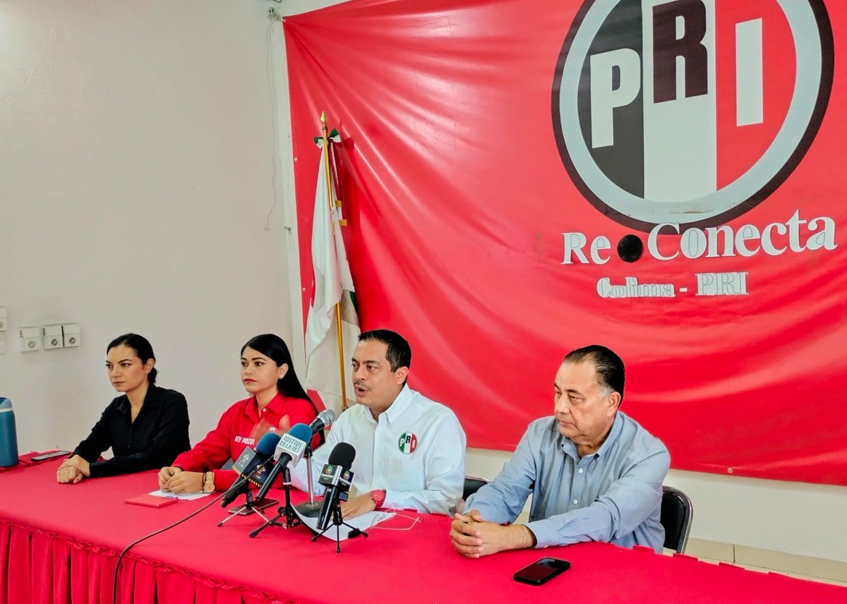 📷🎙Todos los #lunes Rueda de #prensa desde el #PRI Estatal #Colima 
Hoy nos acompañaron la #Senadora Mely Romero y Carlos Cruz, Secretario Regional del CEN del PRI 🇲🇽