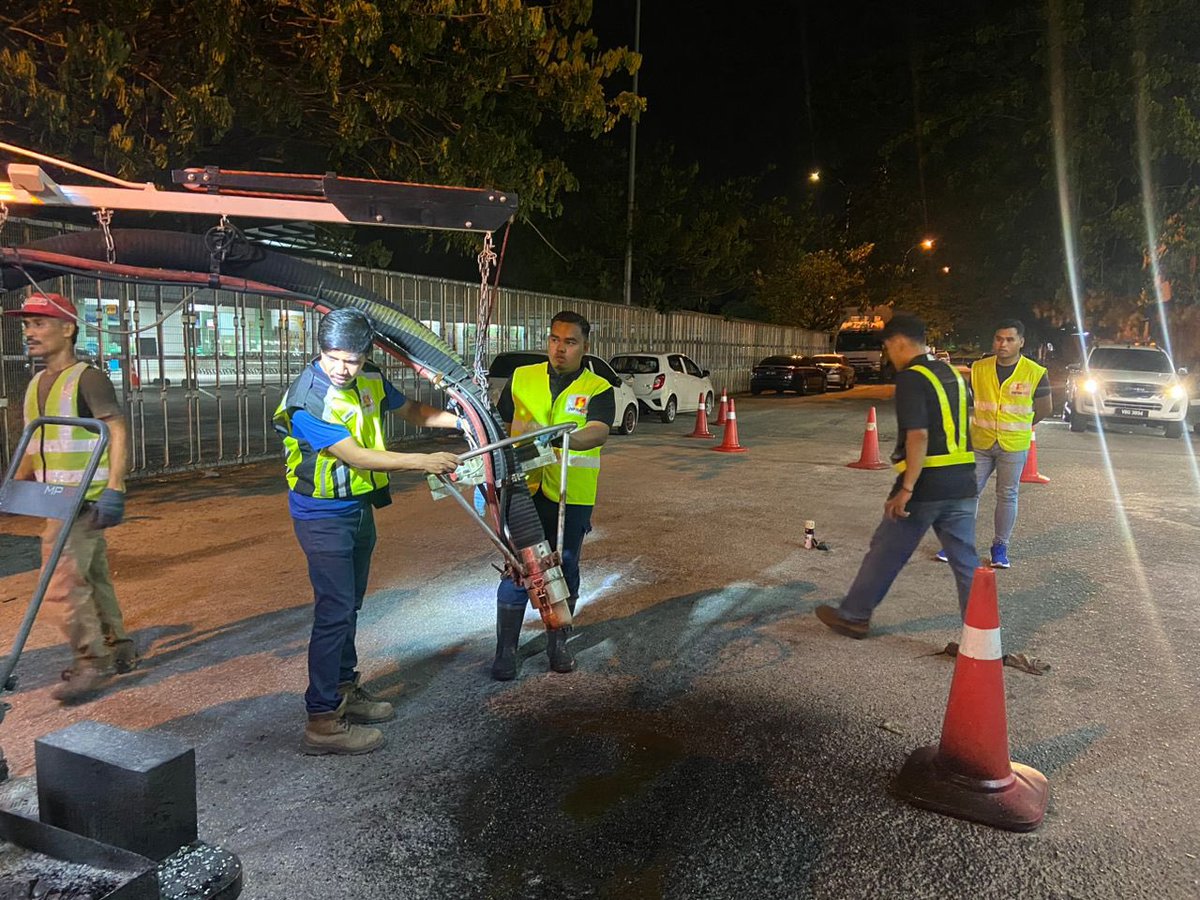 infrasel_kjp's tweet photo. #INFRASEL | Jalan PPAJ, Jalan Tiaj &amp; Jalan Persiaran Elmina 1/1

Pothole patching works along Jalan PPAJ, Jalan Tiaj &amp; Jalan Persiaran Elmina 1/1 have been efficiently completed using INFRASEL’s JetPatcher.

#IRAA #JetPatcher https://t.co/eKiW4sYG92