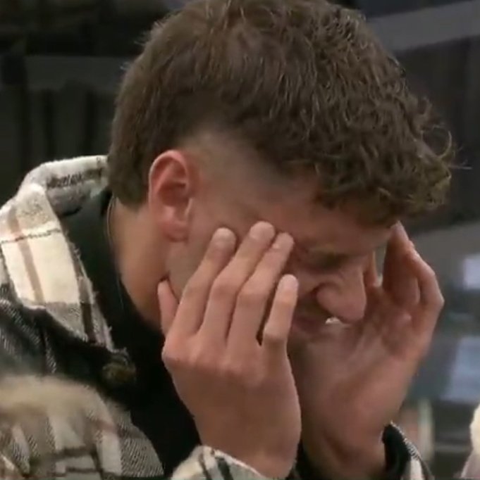 trolaniela's tweet photo. qué clase de condición padece? #granhermano https://t.co/ifLFj7uY1Q