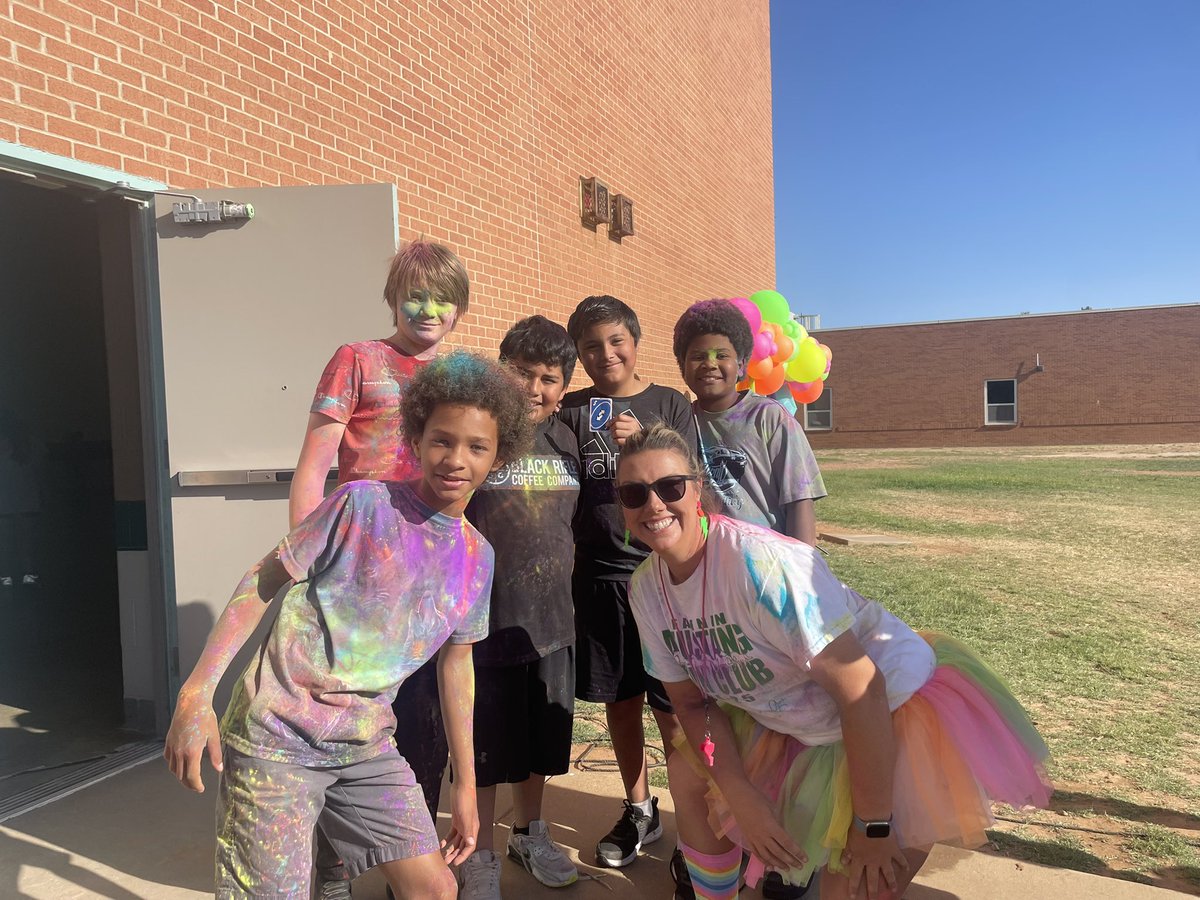 coachrose85's tweet photo. Successful Color Run to end the year today! Love these kiddos so much! @misd 
@midlandisdhpe 
@MISD_RAP https://t.co/huCWUWnYHC