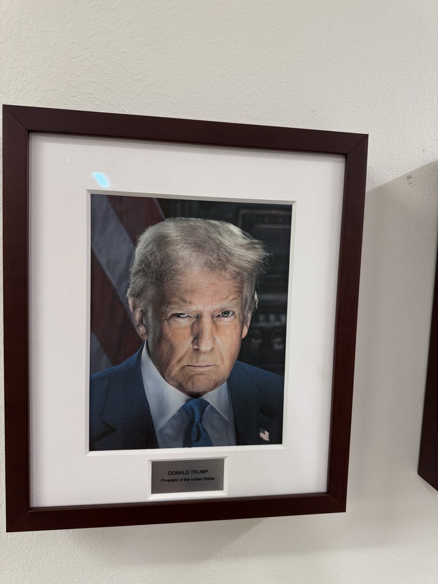 406Texan's tweet image. Absolutely LOVED seeing this at my son’s final #OathOfEnlistment I wish my #CommanderInChief was this badass 🇺🇸45-47🇺🇸