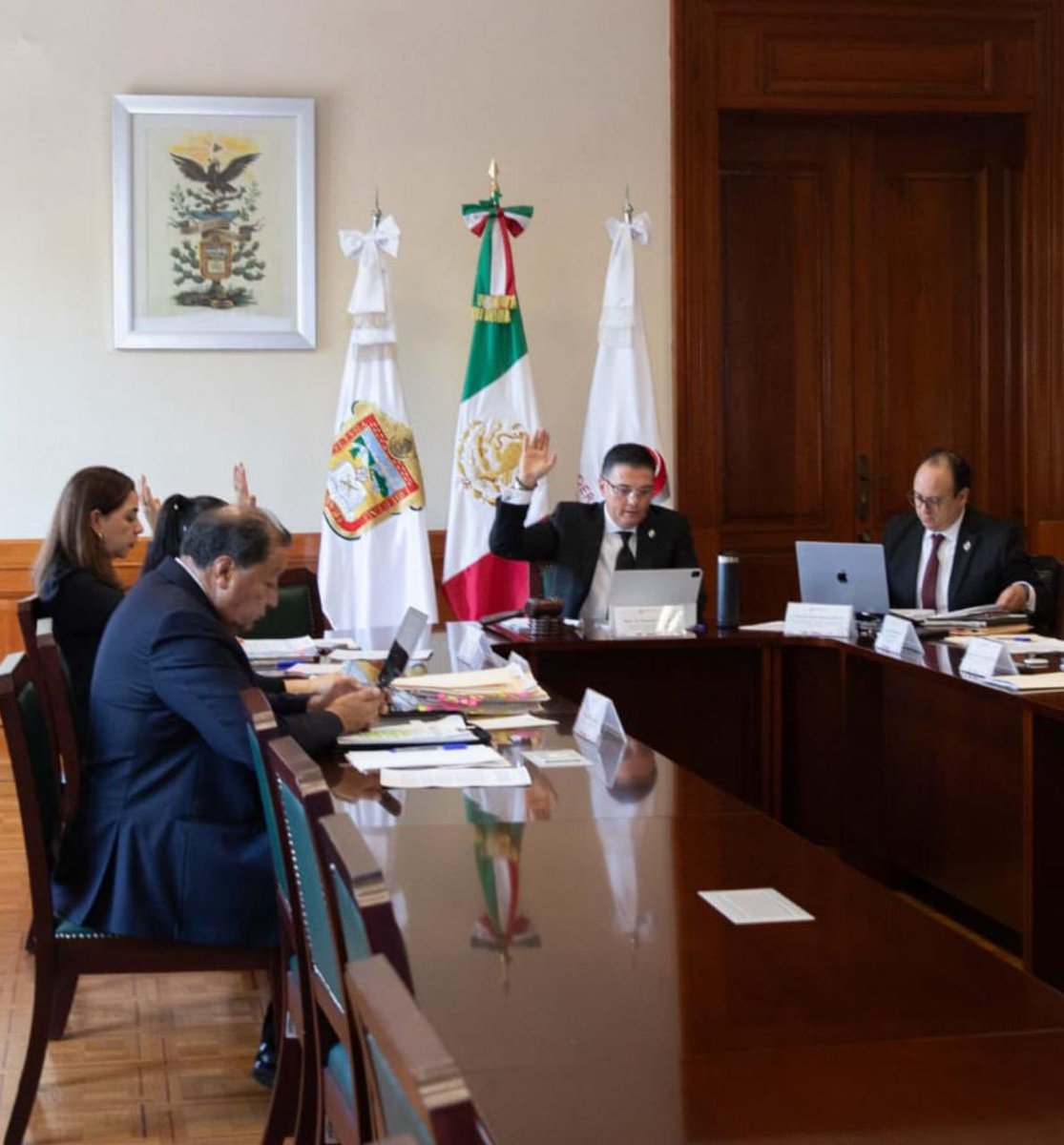 El día de hoy en sesión ordinaria del Consejo de la Judicatura del Estado de México, fueron aprobados tres acuerdos. Uno, relativo a la reforma judicial y dos más, para consolidarla como institución de vanguardia en la impartición y administración de justicia.

Mediante el
