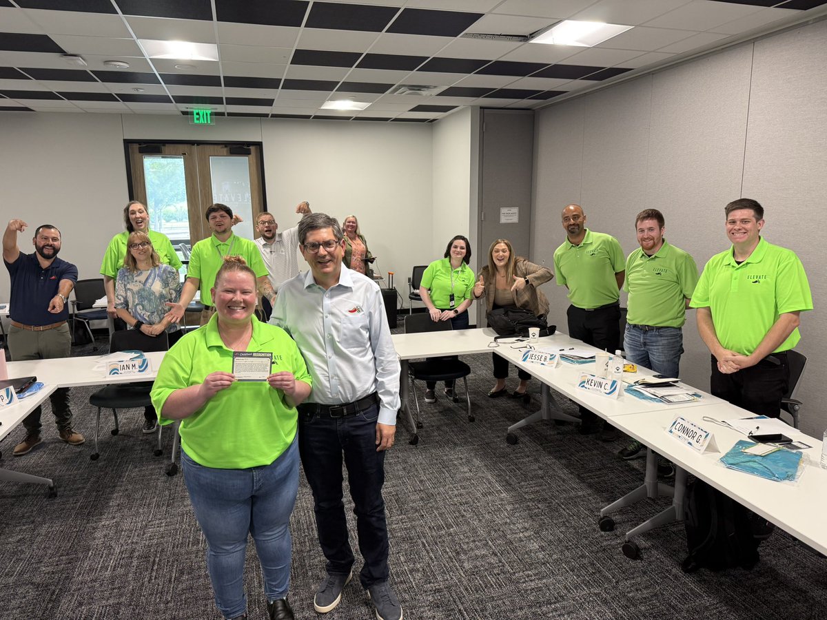 twchilihead's tweet photo. Just a couple days after winning the Gold Plate Award (aka the Oscars of foodservice π½οΈπ) - Kevin Hochman is with our New GMs today giving ChiliHead Recognition to GM Kitty πΆοΈπ #ThatsOurCEO #ChilisElevate #ChilisLove https://t.co/QyXuXHoyMU