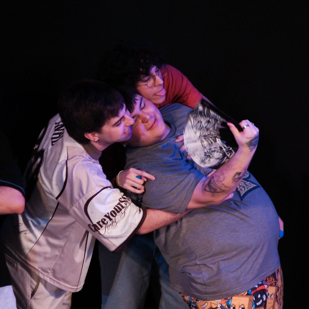 ya un año de la gula... como pasa el tiempo, parece que fue ayer que anunciaban el comienzo del proyecto que los iba a hacer crecer como streamers, formar su propia comunidad y mejorar aunque sea un poquito el dia de sus viewers con sus chistes de mierda, los gritos, el baile que