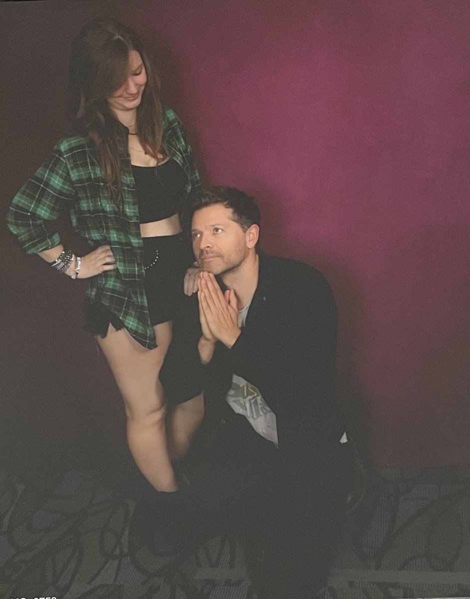 jolauriang's tweet image. Misha made up the prompt in his head so you, the viewer, also have to make up the prompt in your head. #spnnj #njcon
