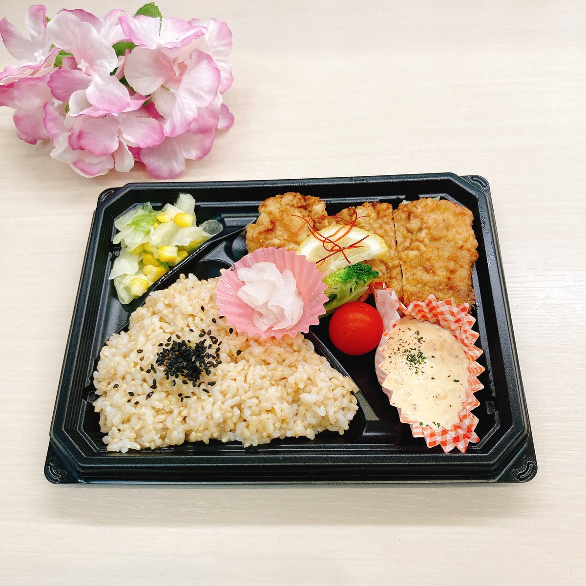 corchalotemachi's tweet photo. おはようございます☀今日は暑くなりそうですね💦
🍱グリーンカレーチキン　オリジナルグリーンカレーにつけ込み米粉と米油でお揚げ致しました❗️
🍱数量限定鮭の塩焼きと豆腐の京風あんかけ　
🍱お結び弁当昆布(黒米)わかめコーン(玄米)
🍱腸レボリューション腸活おかずがたつぷり入っています❗️ https://t.co/iI27gPKtU2