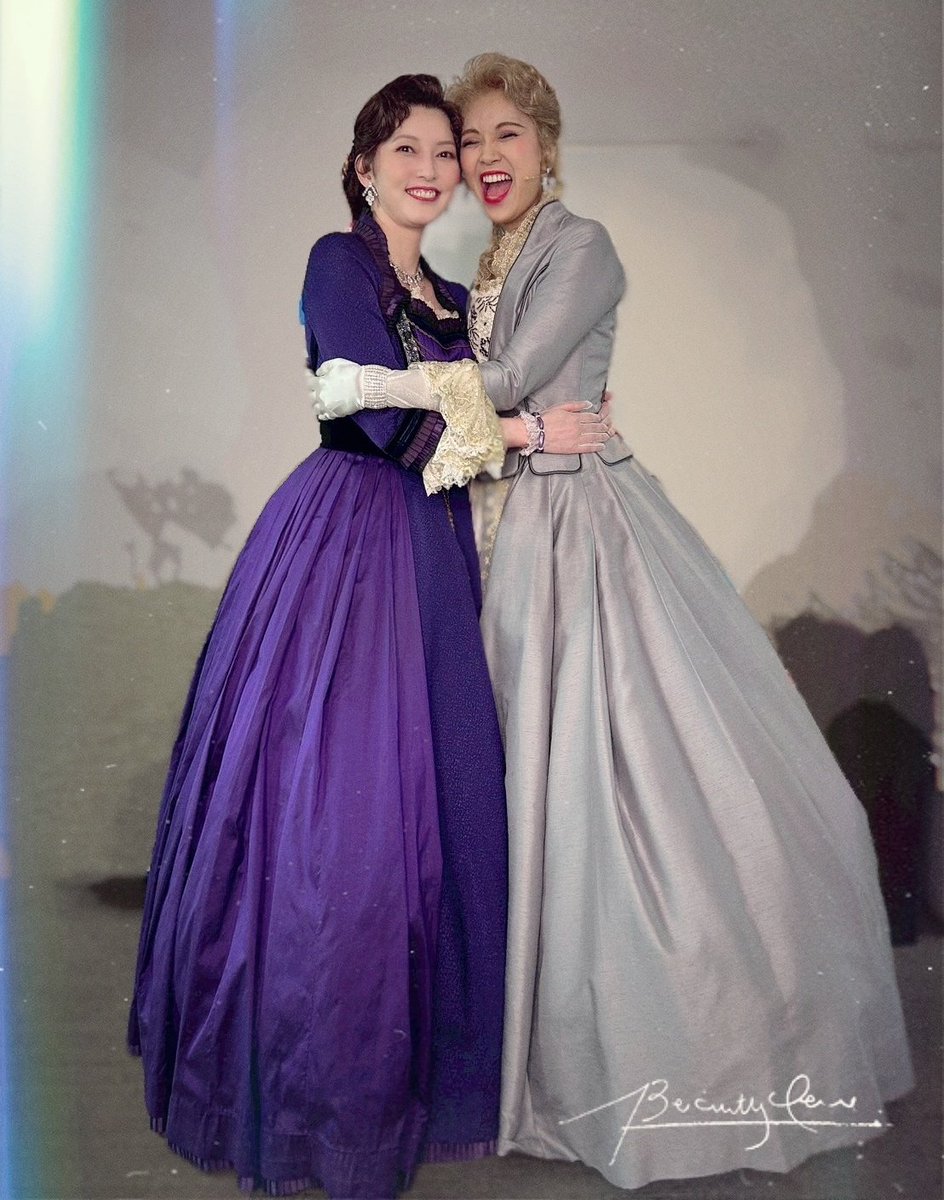 #ミュージカルフランケンシュタイン
ギュッとハグし合う♥エレンとヘッセン夫人✨️実は、毎回必ずギュッとハグしてから、我々は舞踏会へ行ってるのデス🐻まぁちゃんエレン、本当に素敵🥹

いよいよ残すところ２回、本日は小林✖島　弟チームの大千穐楽♪
12時半開演です、お待ちしております✨️